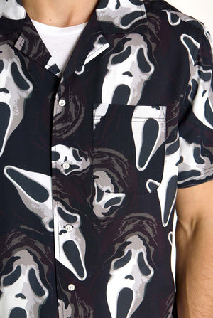 Mann trägt schwarzes Hawaiihemd mit Ghostface-Aufdruck, Nahaufnahme