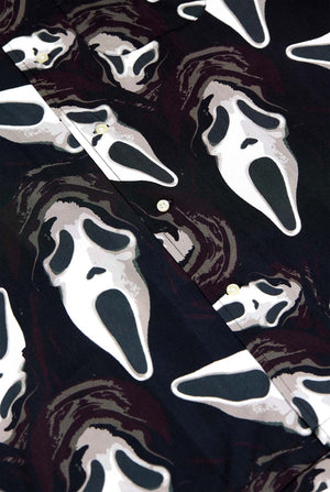 Schwarzes Hawaiihemd mit Ghostface-Aufdruck, Nahaufnahme