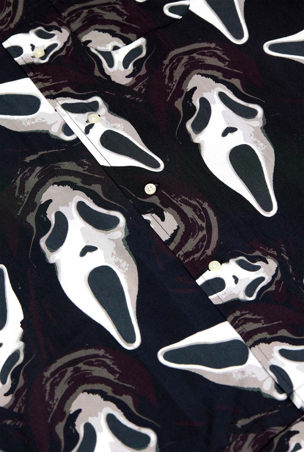 Schwarzes Hawaiihemd mit Ghostface-Aufdruck, Nahaufnahme