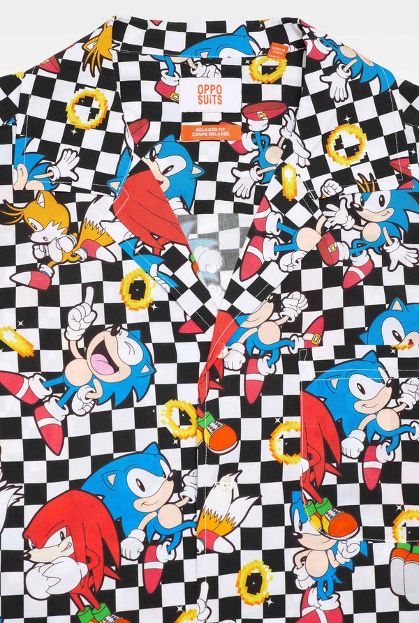 Nahaufnahme eines schwarz-weiß karierten Hawaiihemds mit Figuren aus der Sonic the Hedgehog-Reihe und goldenen Ringen darauf.