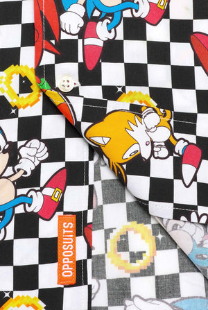 Nahaufnahme eines schwarz-weiß karierten Hawaiihemds mit Figuren aus der Sonic the Hedgehog-Reihe und goldenen Ringen. Der untere Teil des Hemdes ist zu sehen.