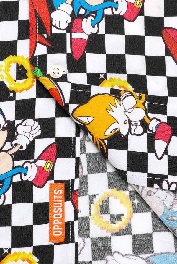 Nahaufnahme eines schwarz-weiß karierten Hawaiihemds mit Figuren aus der Sonic the Hedgehog-Reihe und goldenen Ringen. Der untere Teil des Hemdes ist zu sehen.