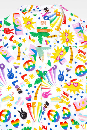 Bild eines weißen Hawaii-Hemdes mit einem Regenbogen-Pride-Aufdruck. Der Druck besteht aus Friedenssymbolen, Herzen und anderen Symbolen. 