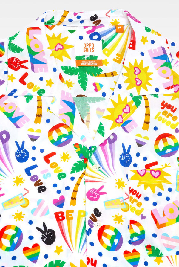 Bild eines weißen Hawaii-Hemdes mit einem Regenbogen-Pride-Aufdruck. Der Druck besteht aus Friedenssymbolen, Herzen und anderen Symbolen. 