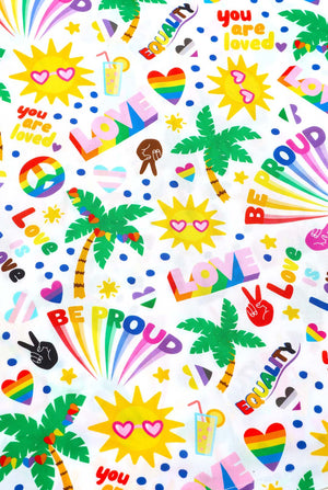 Bild eines weißen Hawaii-Hemdes mit einem Regenbogen-Pride-Aufdruck. Der Aufdruck besteht aus Friedenssymbolen, Herzen und anderen Symbolen. Nahaufnahme.
