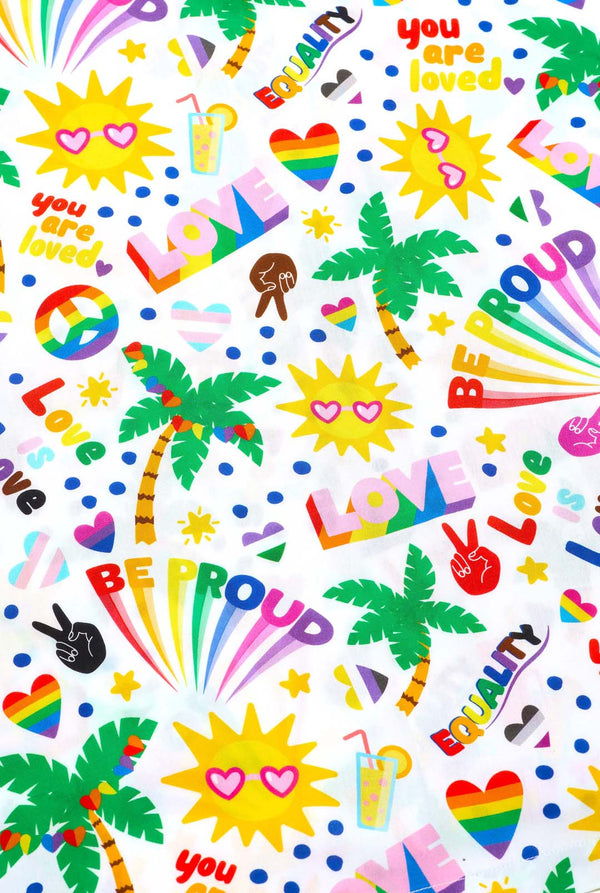 Bild eines weißen Hawaii-Hemdes mit einem Regenbogen-Pride-Aufdruck. Der Aufdruck besteht aus Friedenssymbolen, Herzen und anderen Symbolen. Nahaufnahme.