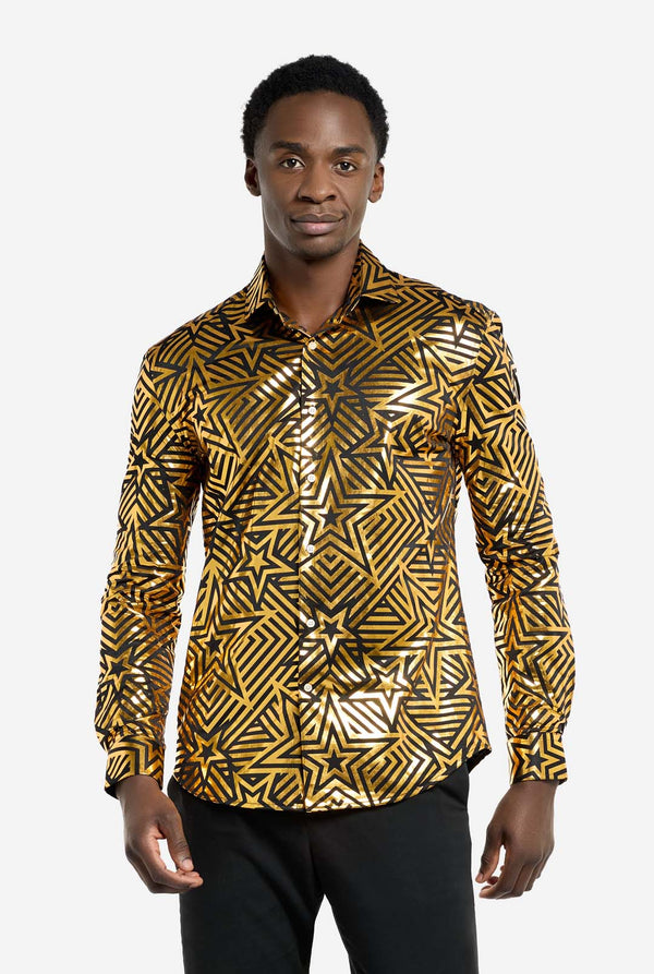 Dieses Bild zeigt ein Herrenhemd von OppoSuits mit einem leuchtenden gold-schwarzen geometrischen Sternenmuster. Die reflektierende Oberfläche des Hemdes hebt das filigrane Sternen- und Linienmuster hervor und sorgt für einen dynamischen und stylischen Look. Perfekt für alle, die auffallen wollen: Dieses Hemd ist auffällig und modisch zugleich und ideal für Partys, Feiertage oder das Nachtleben. Das Model trägt es zu einer schwarzen Hose.