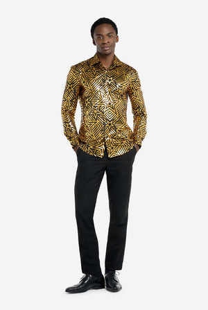 Dieses Bild zeigt ein Herrenhemd von OppoSuits mit einem leuchtenden geometrischen Sternenmuster in Gold und Schwarz. Die reflektierende Oberfläche des Hemdes hebt das filigrane Sternen- und Linienmuster hervor und sorgt für einen dynamischen und stylischen Look. Perfekt für alle, die auffallen wollen: Dieses Hemd ist auffällig und modisch zugleich und ideal für Partys, Feiertage oder das Nachtleben. Das Model trägt es mit einer schwarzen Hose. Ganzkörperfoto.