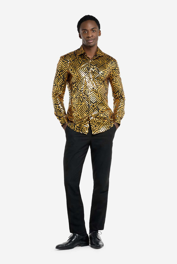 Dieses Bild zeigt ein Herrenhemd von OppoSuits mit einem leuchtenden geometrischen Sternenmuster in Gold und Schwarz. Die reflektierende Oberfläche des Hemdes hebt das filigrane Sternen- und Linienmuster hervor und sorgt für einen dynamischen und stylischen Look. Perfekt für alle, die auffallen wollen: Dieses Hemd ist auffällig und modisch zugleich und ideal für Partys, Feiertage oder das Nachtleben. Das Model trägt es mit einer schwarzen Hose. Ganzkörperfoto.
