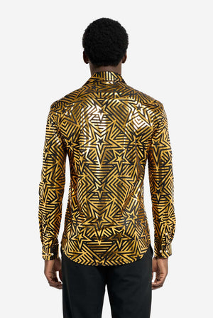 Dieses Bild zeigt ein Herrenhemd von OppoSuits mit einem leuchtenden geometrischen Sternenmuster in Gold und Schwarz. Die reflektierende Oberfläche des Hemdes hebt das filigrane Sternen- und Linienmuster hervor und sorgt für einen dynamischen und stylischen Look. Perfekt für alle, die auffallen wollen: Dieses Hemd ist auffällig und modisch zugleich und ideal für Partys, Feiertage oder das Nachtleben. Das Model trägt es mit einer schwarzen Hose. Ansicht von hinten.