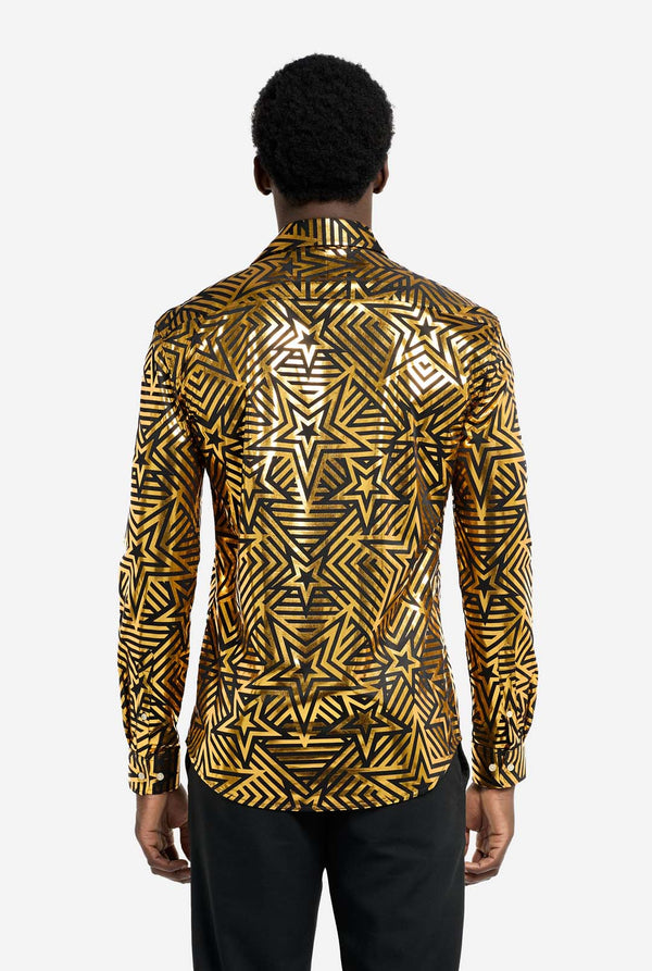 Dieses Bild zeigt ein Herrenhemd von OppoSuits mit einem leuchtenden geometrischen Sternenmuster in Gold und Schwarz. Die reflektierende Oberfläche des Hemdes hebt das filigrane Sternen- und Linienmuster hervor und sorgt für einen dynamischen und stylischen Look. Perfekt für alle, die auffallen wollen: Dieses Hemd ist auffällig und modisch zugleich und ideal für Partys, Feiertage oder das Nachtleben. Das Model trägt es mit einer schwarzen Hose. Ansicht von hinten.