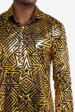 Dieses Bild zeigt ein Herrenhemd von OppoSuits mit einem leuchtenden gold-schwarzen geometrischen Sternenmuster. Die reflektierende Oberfläche des Hemdes hebt das filigrane Sternen- und Linienmuster hervor und sorgt für einen dynamischen und stylischen Look. Perfekt für alle, die auffallen wollen: Dieses Hemd ist auffällig und modisch zugleich und ideal für Partys, Feiertage oder das Nachtleben. Das Model trägt es mit einer schwarzen Hose. Nahaufnahme der Brust.