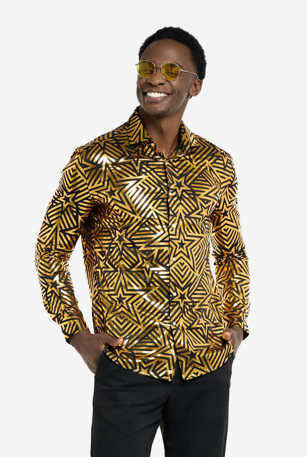 Dieses Bild zeigt ein Herrenhemd von OppoSuits mit einem leuchtenden geometrischen Sternenmuster in Gold und Schwarz. Die reflektierende Oberfläche des Hemdes hebt das filigrane Sternen- und Linienmuster hervor und sorgt für einen dynamischen und stylischen Look. Perfekt für alle, die auffallen wollen: Dieses Hemd ist auffällig und modisch zugleich und ideal für Partys, Feiertage oder das Nachtleben. Das Model trägt es mit einer schwarzen Hose und einer gelben Brille.