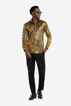 Dieses Bild zeigt ein Herrenhemd von OppoSuits mit einem leuchtenden geometrischen Sternenmuster in Gold und Schwarz. Die reflektierende Oberfläche des Hemdes hebt das filigrane Sternen- und Linienmuster hervor und sorgt für einen dynamischen und stylischen Look. Perfekt für alle, die auffallen wollen: Dieses Hemd ist auffällig und modisch zugleich und ideal für Partys, Feiertage oder das Nachtleben. Das Model trägt es mit einer schwarzen Hose und einer Sonnenbrille.