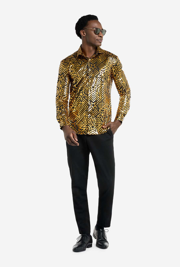 Dieses Bild zeigt ein Herrenhemd von OppoSuits mit einem leuchtenden geometrischen Sternenmuster in Gold und Schwarz. Die reflektierende Oberfläche des Hemdes hebt das filigrane Sternen- und Linienmuster hervor und sorgt für einen dynamischen und stylischen Look. Perfekt für alle, die auffallen wollen: Dieses Hemd ist auffällig und modisch zugleich und ideal für Partys, Feiertage oder das Nachtleben. Das Model trägt es mit einer schwarzen Hose und einer Sonnenbrille.