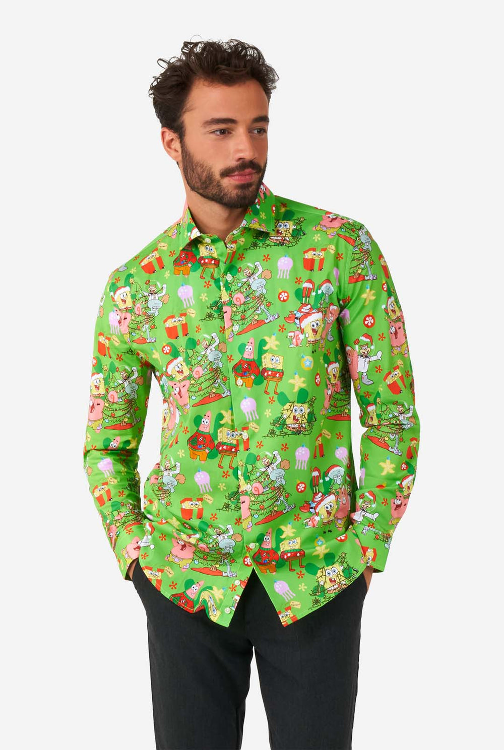 Mann trägt grünes Herrenhemd mit Spongebob-Weihnachtsthema
