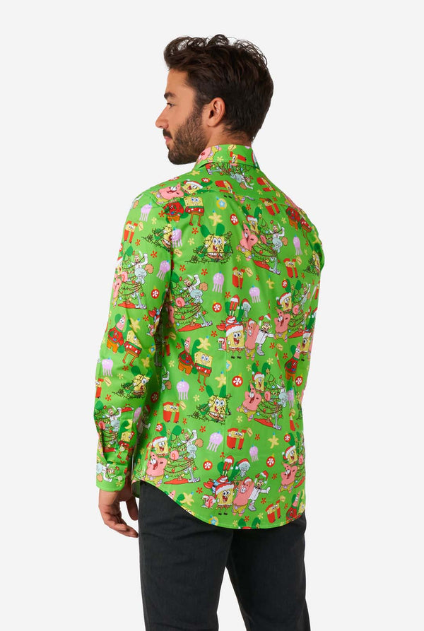 Mann trägt grünes Herrenhemd mit Spongebob-Weihnachtsthema