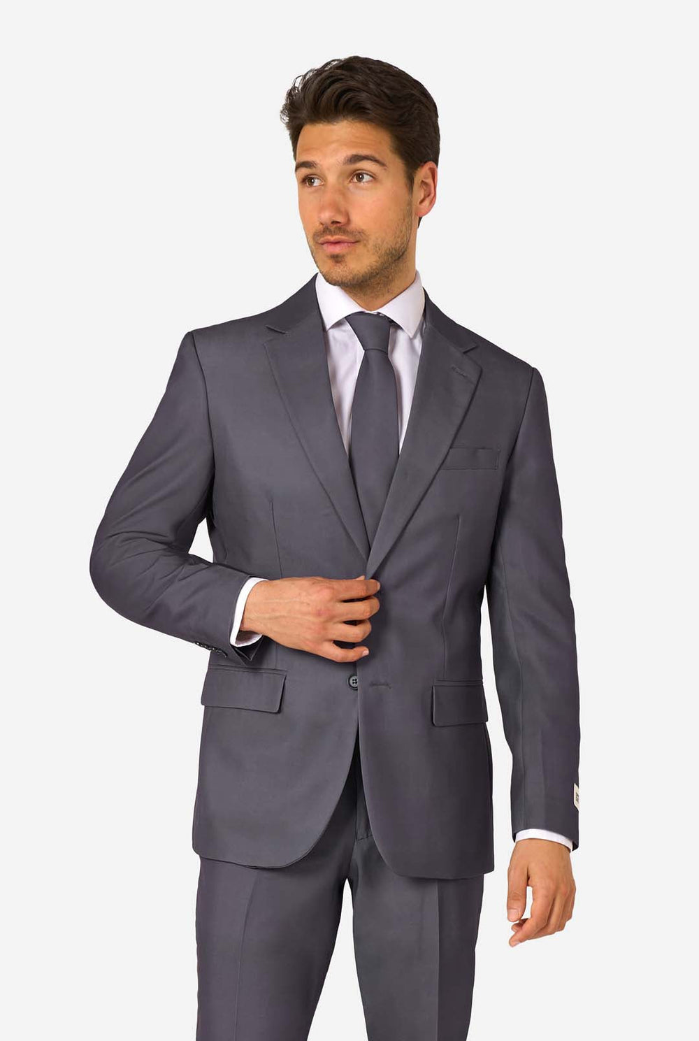 Ein Mann trägt einen stilvollen, anthrazitfarbenen Anzug mit weißem Hemd und wirkt selbstbewusst. Das perfekte formelle Outfit für besondere Anlässe, Hochzeiten und Partys.