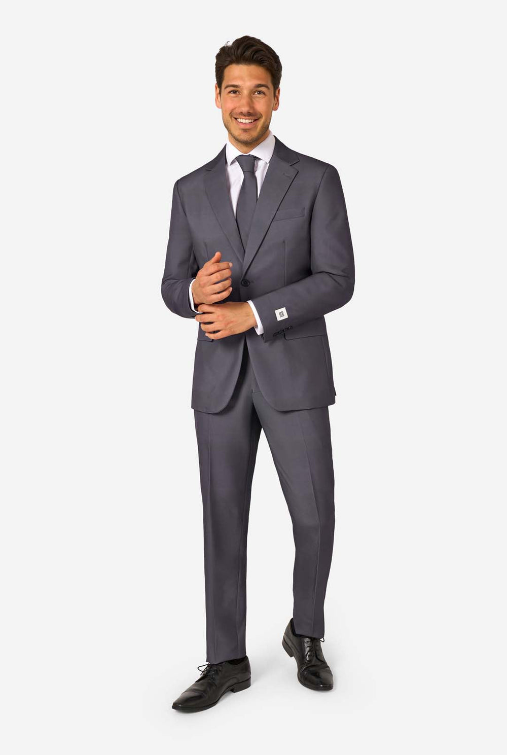Ein Mann trägt einen stilvollen, anthrazitfarbenen Anzug mit weißem Hemd und wirkt selbstbewusst. Das perfekte formelle Outfit für besondere Anlässe, Hochzeiten und Partys.