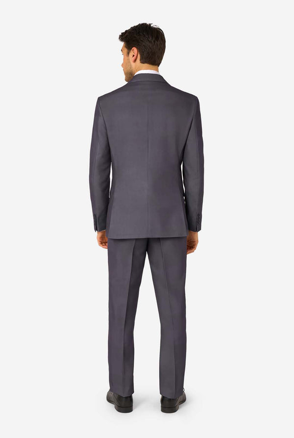 Ein Mann trägt einen stilvollen, anthrazitfarbenen Anzug mit weißem Hemd und wirkt selbstbewusst. Das perfekte formelle Outfit für besondere Anlässe, Hochzeiten und Partys.