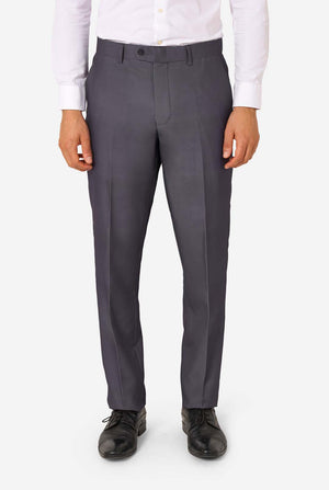 Ein Mann trägt einen stilvollen, anthrazitfarbenen Anzug mit weißem Hemd und wirkt selbstbewusst. Das perfekte formelle Outfit für besondere Anlässe, Hochzeiten und Partys.