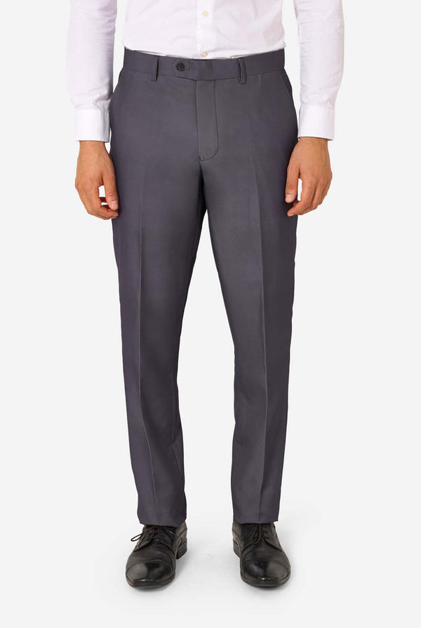 Ein Mann trägt einen stilvollen, anthrazitfarbenen Anzug mit weißem Hemd und wirkt selbstbewusst. Das perfekte formelle Outfit für besondere Anlässe, Hochzeiten und Partys.