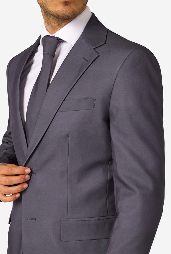 Ein Mann trägt einen stilvollen, anthrazitfarbenen Anzug mit weißem Hemd und wirkt selbstbewusst. Das perfekte formelle Outfit für besondere Anlässe, Hochzeiten und Partys.