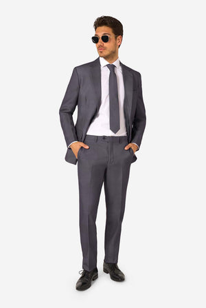 Ein Mann trägt einen stilvollen, anthrazitfarbenen Anzug mit weißem Hemd und wirkt selbstbewusst. Das perfekte formelle Outfit für besondere Anlässe, Hochzeiten und Partys.