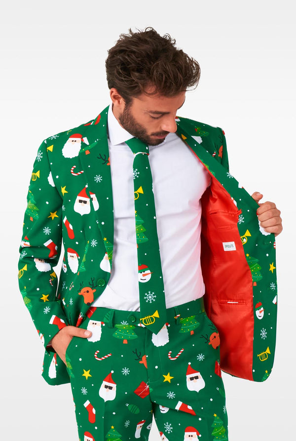 Mann trägt einen grünen Weihnachtsanzug für Herren mit Weihnachtsmotiven.