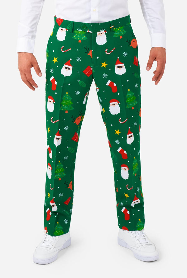 Mann trägt einen grünen Weihnachtsanzug für Herren mit Weihnachtsmotiven, Nahaufnahme der Hose.
