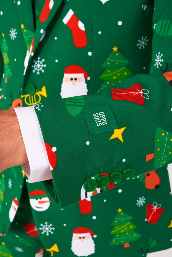Mann trägt einen grünen Weihnachtsanzug für Herren mit Weihnachtsmotiven, Nahaufnahme.