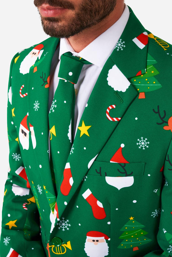 Mann trägt einen grünen Weihnachtsanzug für Herren mit Weihnachtsmotiven, Nahaufnahme der Brust.