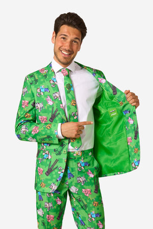 Mann zeigt das Innenfutter eines grünen Minecraft-Anzugs mit offiziellem Minecraft- und OppoSuits-Branding.