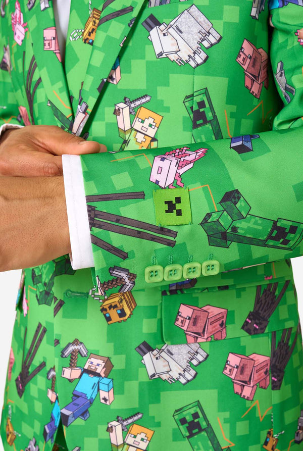 Detaillierte Nahaufnahme des Ärmels eines Blazers mit Minecraft-Motiv, der lebendige Charaktere und grüne Knöpfe hervorhebt.