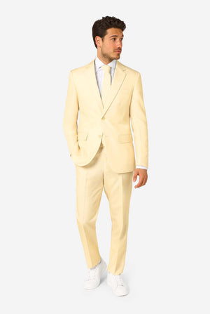 Eleganter Herrenanzug in sanftem Pastellgelb, perfekt für Hochzeiten, Sommerveranstaltungen und formelle Anlässe. Dieser stilvolle Anzug zeichnet sich durch Slim Fit, Revers und eine passende Krawatte für einen eleganten Look aus. Ideal für moderne Herren, die mit einem hellen Pastellanzug ein Statement setzen möchten.