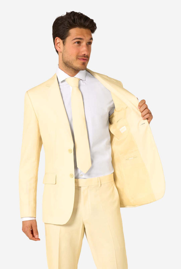 Eleganter Herrenanzug in sanftem Pastellgelb, perfekt für Hochzeiten, Sommerveranstaltungen und formelle Anlässe. Dieser stilvolle Anzug zeichnet sich durch Slim Fit, Revers und eine passende Krawatte für einen eleganten Look aus. Ideal für moderne Herren, die mit einem hellen Pastellanzug ein Statement setzen möchten.