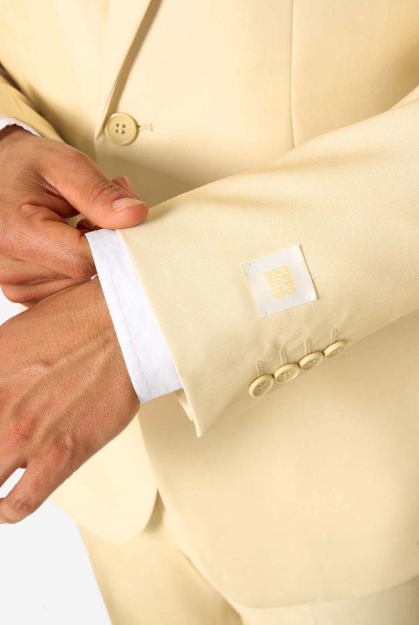 Eleganter Herrenanzug in sanftem Pastellgelb, perfekt für Hochzeiten, Sommerveranstaltungen und formelle Anlässe. Dieser stilvolle Anzug zeichnet sich durch Slim Fit, Revers und eine passende Krawatte für einen eleganten Look aus. Ideal für moderne Herren, die mit einem hellen Pastellanzug ein Statement setzen möchten.