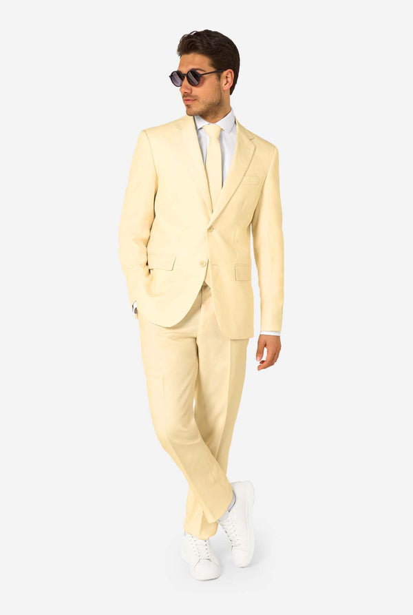 Eleganter Herrenanzug in sanftem Pastellgelb, perfekt für Hochzeiten, Sommerveranstaltungen und formelle Anlässe. Dieser stilvolle Anzug zeichnet sich durch Slim Fit, Revers und eine passende Krawatte für einen eleganten Look aus. Ideal für moderne Herren, die mit einem hellen Pastellanzug ein Statement setzen möchten.