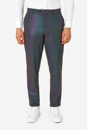 Ein Mann trägt einen reflektierenden Anzug, eine reflektierende Krawatte und ein weißes Hemd auf weißem Hintergrund. Nahaufnahme der Hose