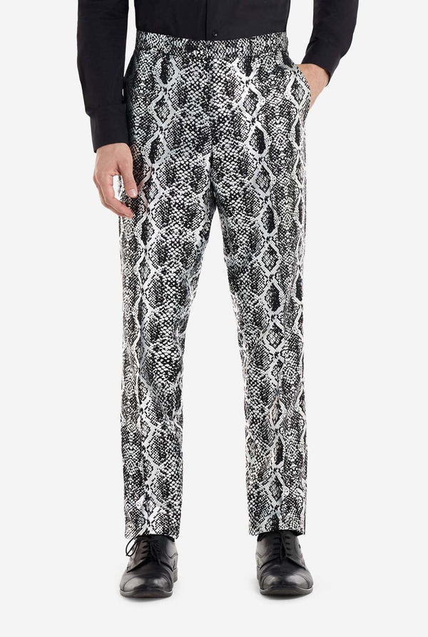 Ein Mann trägt einen auffälligen silber-schwarzen Anzug mit Schlangenmuster von OppoSuits. Der auffällige Anzug mit seinem markanten Schlangenhautmuster bietet einen eleganten, modischen Look, perfekt für Partys, Events oder ein gewagtes Modestatement. Der Herrenanzug wird mit einem schwarzen Hemd und einer passenden Krawatte mit Schlangenmuster kombiniert, was dem Gesamtensemble eine elegante Note verleiht. Nahaufnahme der Hose.