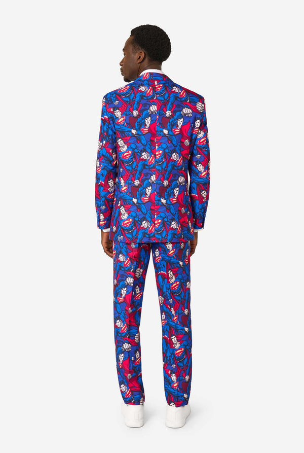 Ein Mann im Superman-Anzug mit roter Krawatte und weißem Hemd auf weißem Hintergrund. Ansicht von hinten