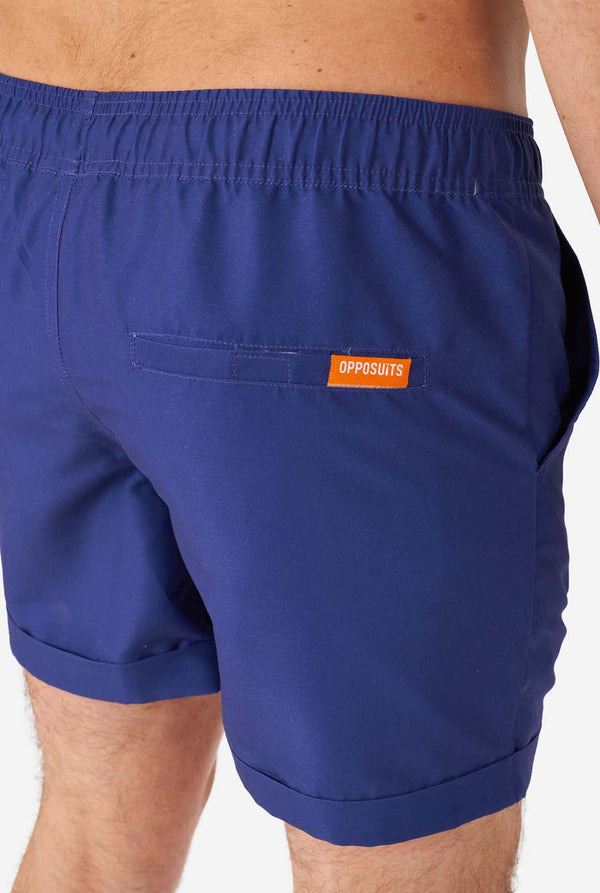 Mann trägt blaues Sommerset bestehend aus Hemd und Shorts, Nahaufnahme der Shorts von hinten