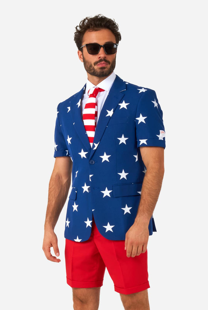 Mann im Sommeranzug mit amerikanischer Flagge