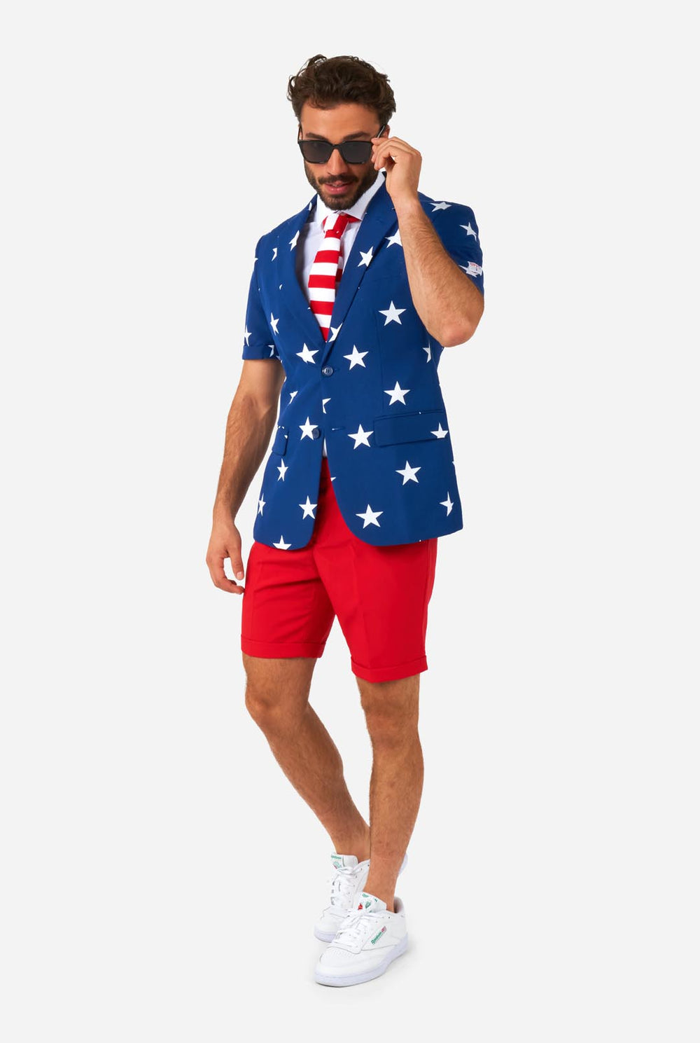 Mann im Sommeranzug mit amerikanischer Flagge