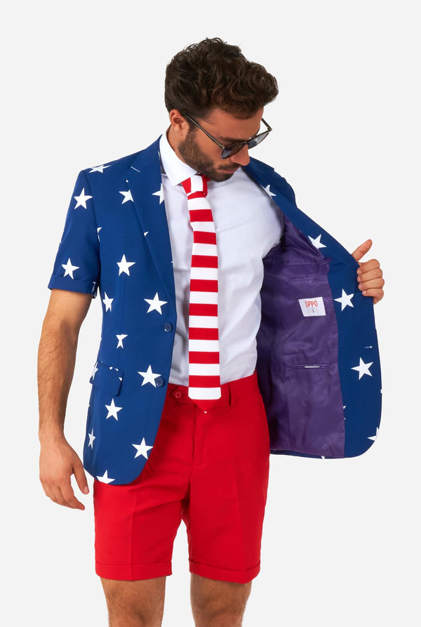 Mann im Sommeranzug mit amerikanischer Flagge