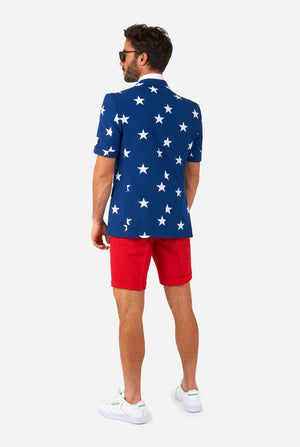 Mann im Sommeranzug mit amerikanischer Flagge
