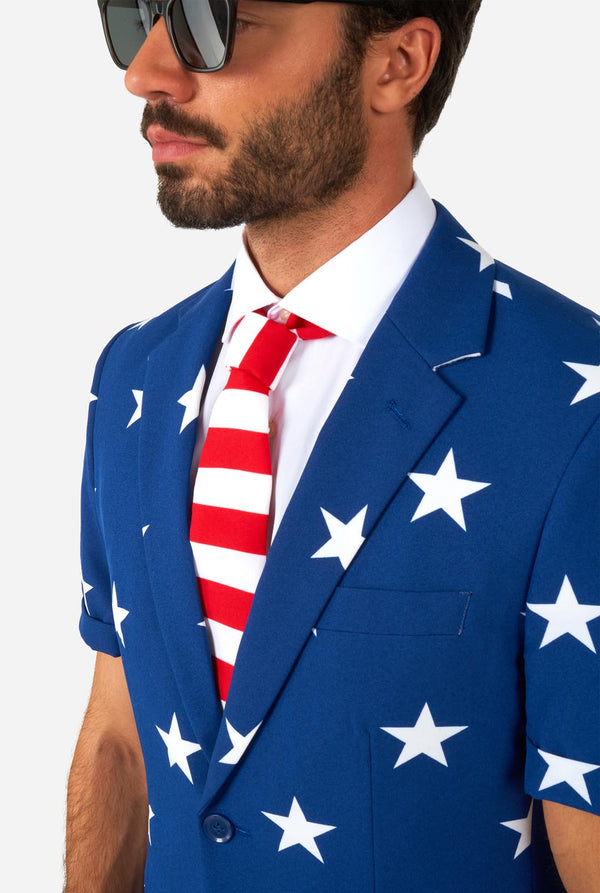 Mann im Sommeranzug mit amerikanischer Flagge