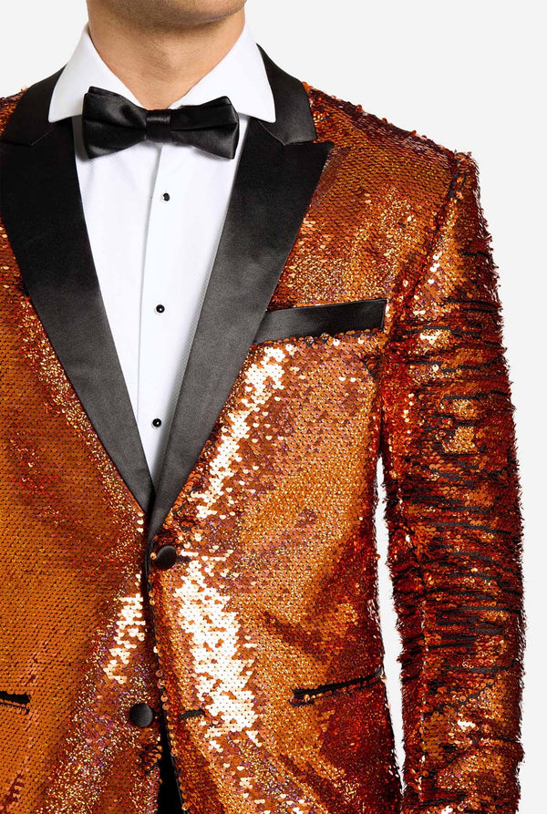 Männer tragen Smoking mit orangefarbener Paillettenjacke.