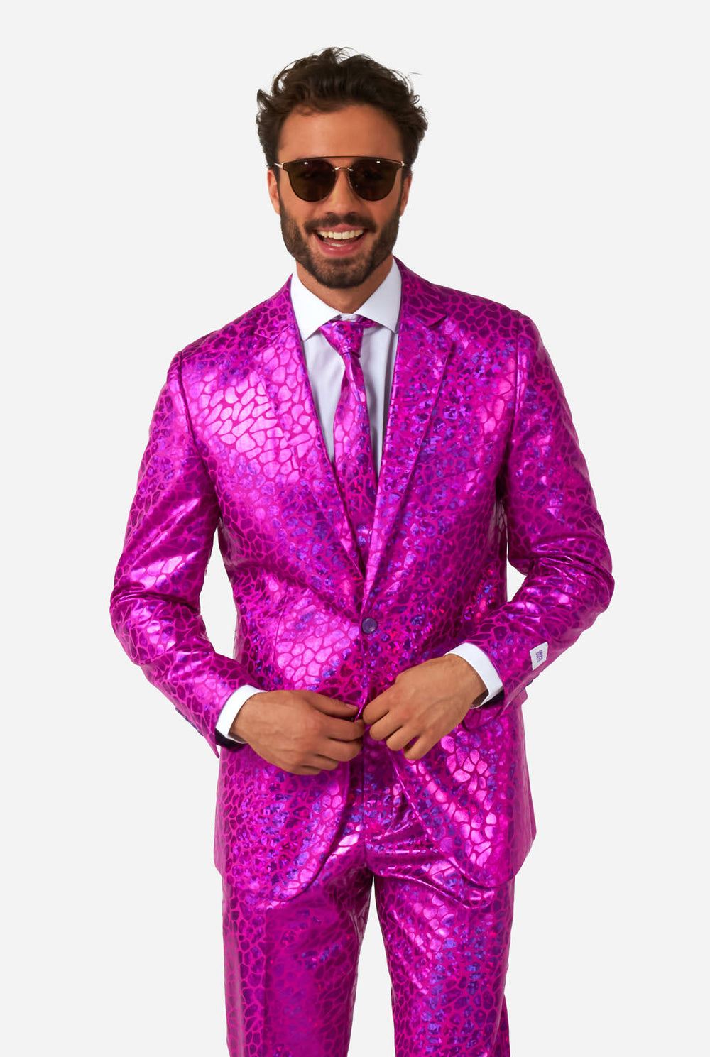 Mann trägt einen glänzenden rosa Anzug aus Eidechsenhaut