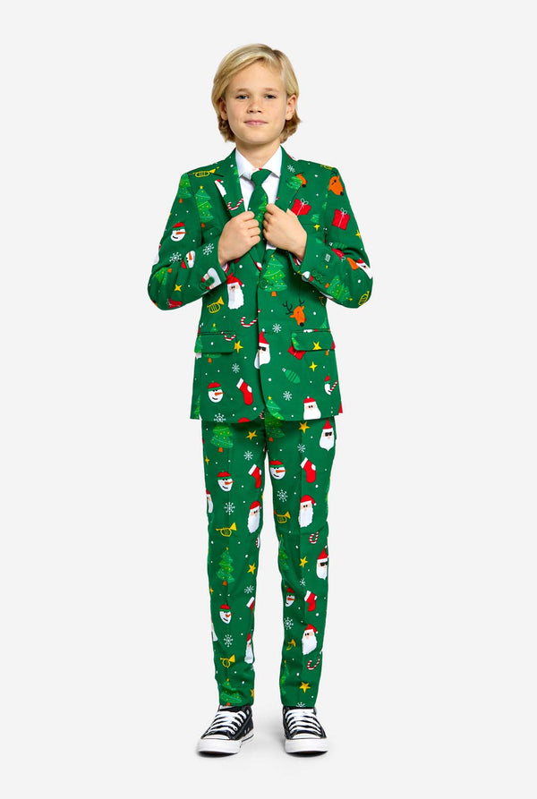 Teenager im grünen Weihnachtsanzug für Teenager mit Weihnachtssymbolen.